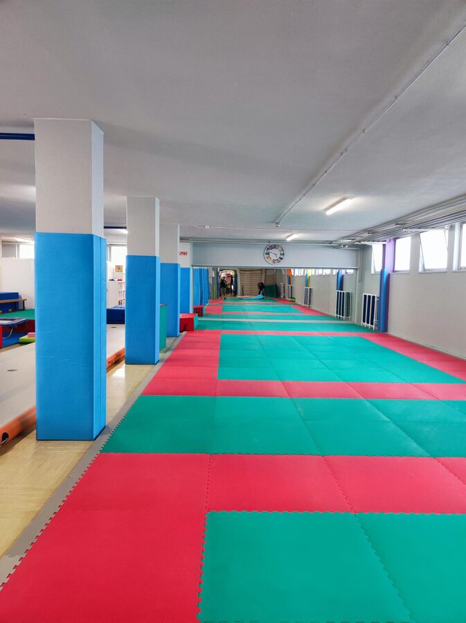Protezioni antitrauma per pilastri in palestra con tappeti puzzle - Euroclasse